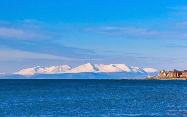 Marina View, Lovely Upper 3 Bedroom Apartment