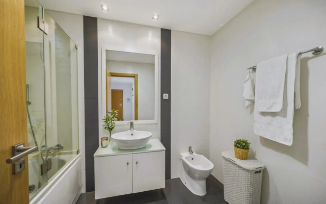 Exquisite Penthouse Apartment w Large Terrace Pool & Parking