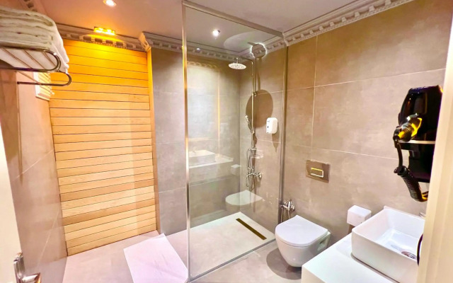Real King Hotel