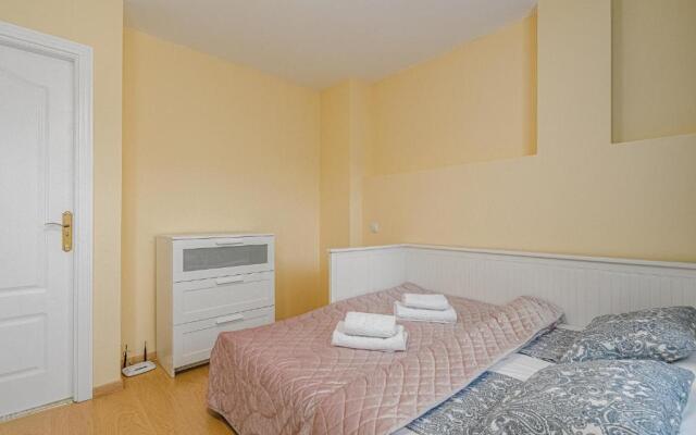 YELLOW 3 bedroom large apartment for 10 guests