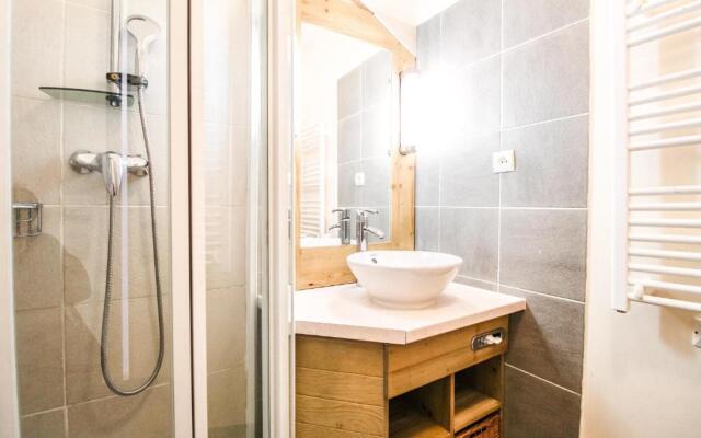 Charming 6th-floor 2-bedroom apartment with fireplace