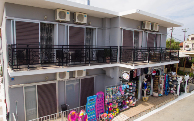 Makis Studios & Apartments