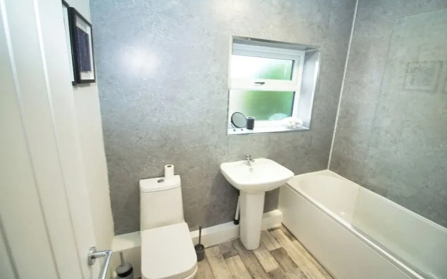 Spacious 3 Bed House - Newly Refurbished