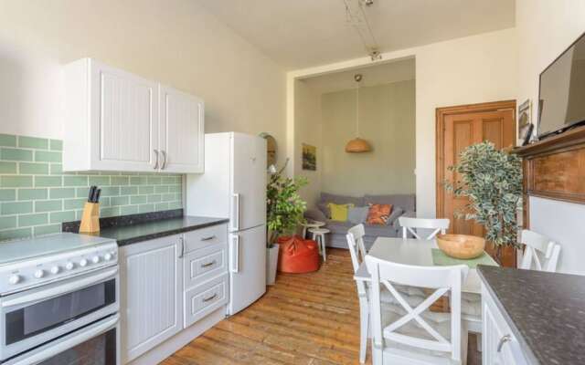 Modern 2 Bedroom Flat In Edinburgh City Centre