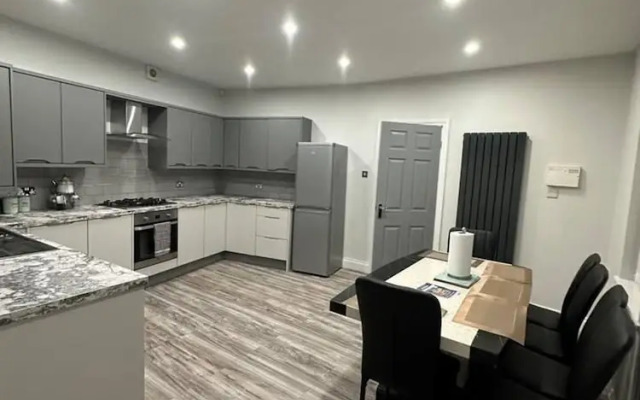 Immaculate 4-bed Detached House in Bootle