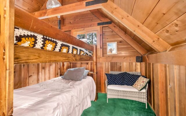 Rustic Knotty Pine - Minutes to the Water!