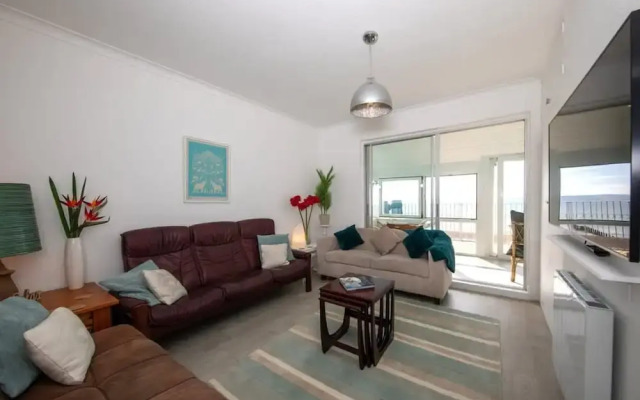 Stunning Beachfront Apt w Balcony Sea Views