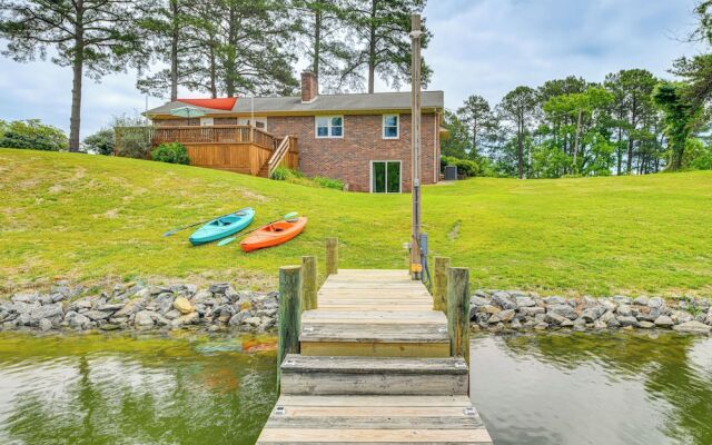 Riverfront Virginia Home - Dock, Fire Pit & Kayaks