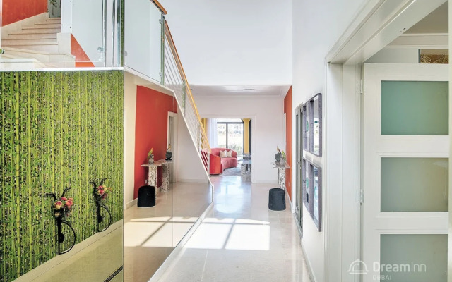 The Palm Jumeirah Villas - Frond E by LUX Holiday Home