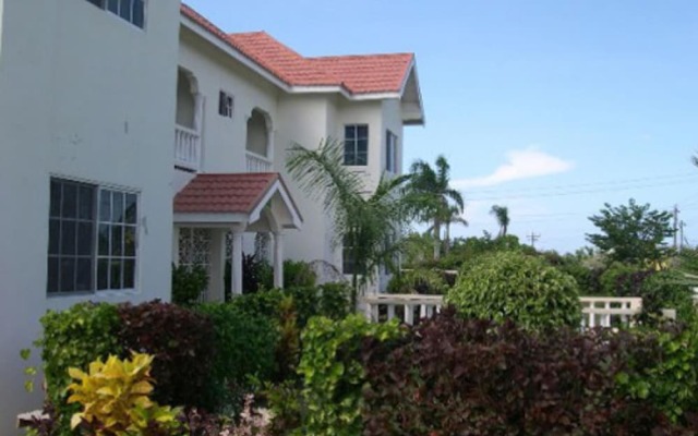 Beautiful 2-bed Apartment in Sunny Jamaica