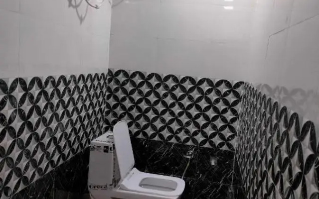 Oyo 703186 Palace Hotel