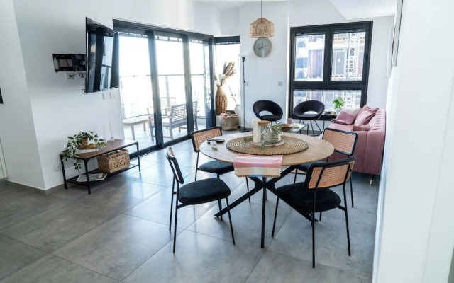 3BR Skyline Retreat on the 24th Floor