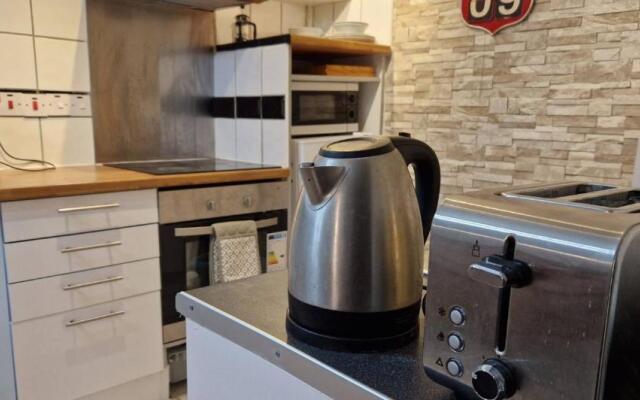 Cosy 1 Bed Apt in Lincoln With Amenities & Parking,