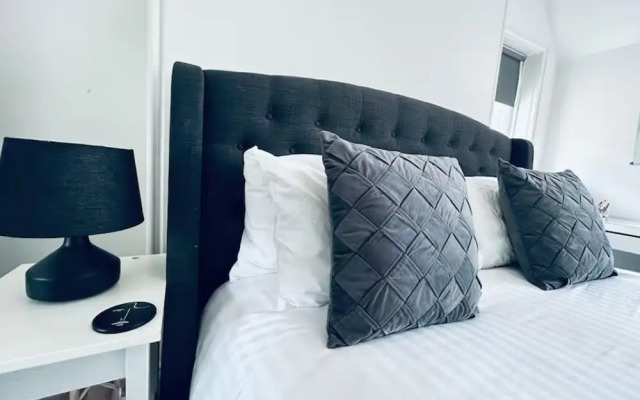 Lodge - Sleeps 18, pet Friendly & Free Parking