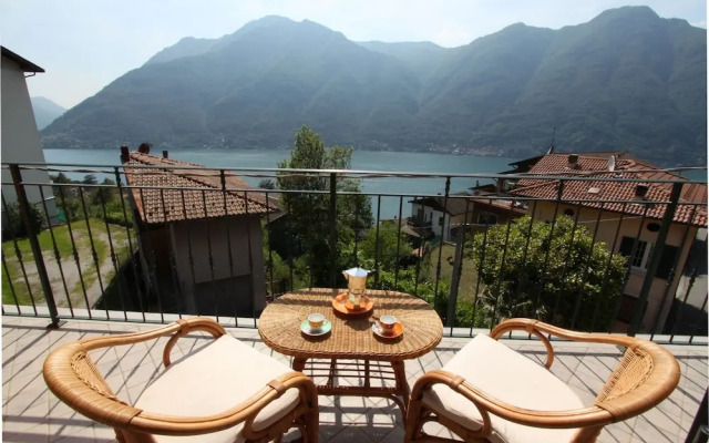 Cozy Attic Lake View in Nesso