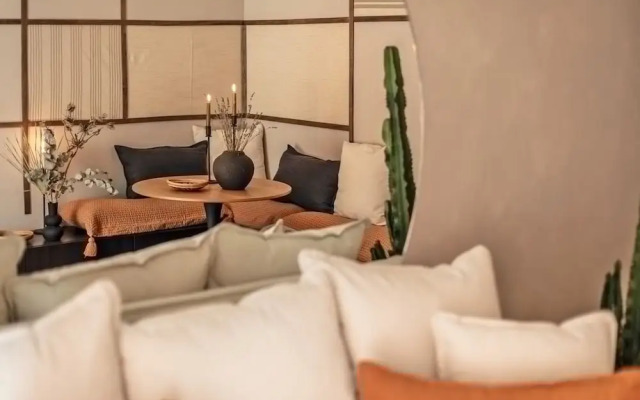 Gobi - 1 Bedroom and Office in Chamber