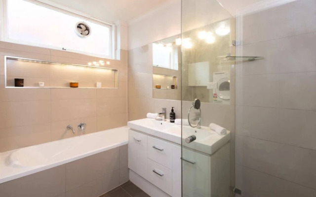 Light 2 Bedroom Apartment in Elwood With Balcony