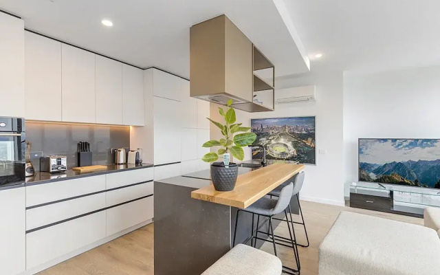 Gorgeous High-rise Unit With Sky Bar, Pool and Gym
