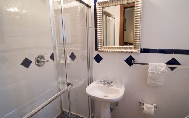 Royal Park Hotel & Hostel