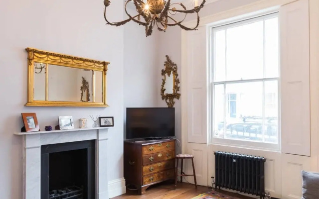 Traditional 1 Bed Apartment, Pimlico
