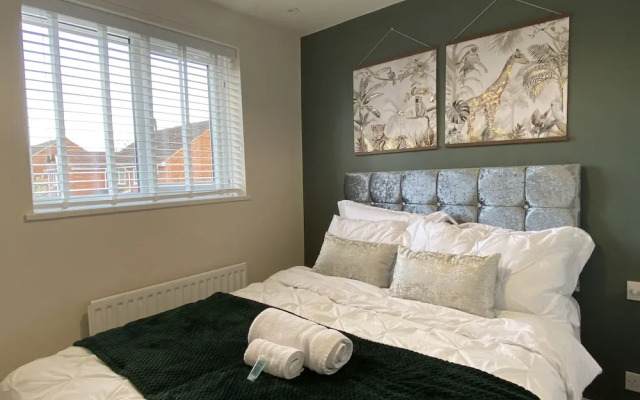 Beautiful 3-bed House in Bedford