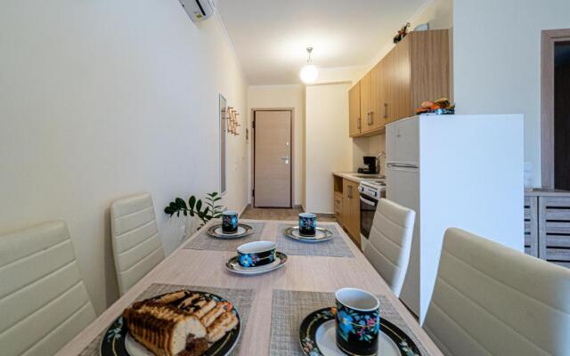 Charmy 2BD Apartment near Mon Repos Beach