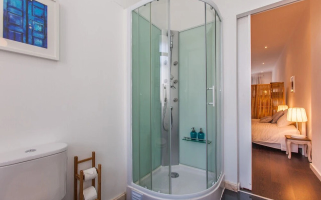 Typical Light Filled Graça Apartment, By TimeCooler