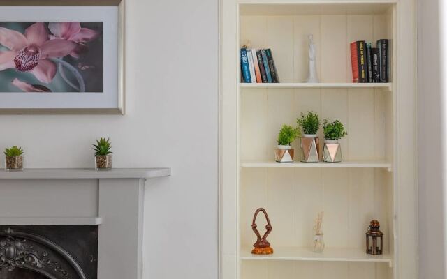 Refined Ground-floor Apt Near Stockbridge Market