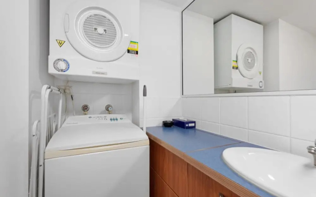 Beachside Retreat in Urangan Mantra Resort – Bathroom – Hervey Bay
