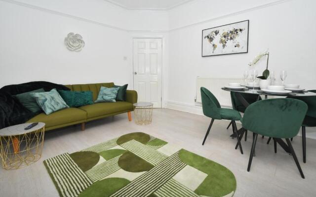 Beautiful 3-bed House by Ministays Stoke-on-trent