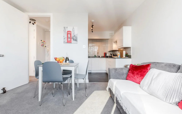 Stylish Riverview Apt with Roof Terrace