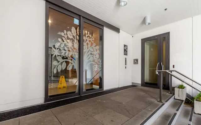 Central & Modern 2-Bedroom Apartment
