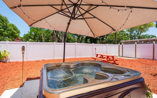 Sleeps 4 Hot Tub Fenced INN