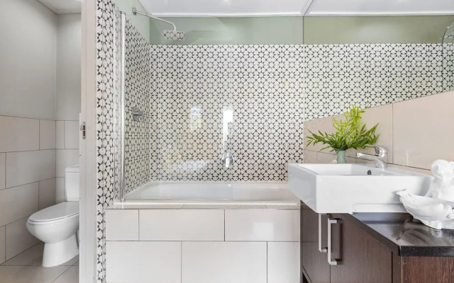 Manhattan Wharfside 301