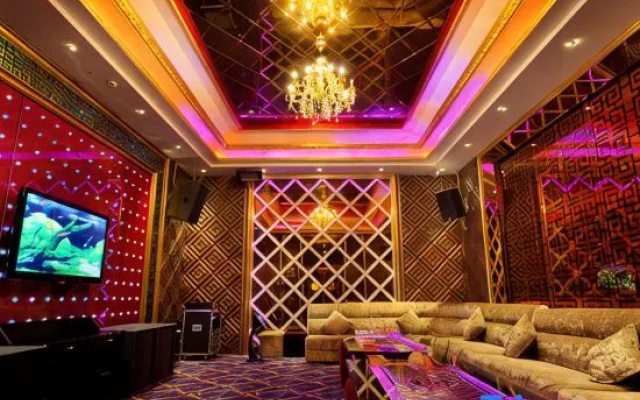Royal Hotel – Entertainment – Luliang