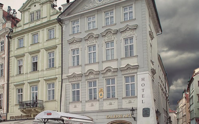 Old Town Square Residence by Emblem