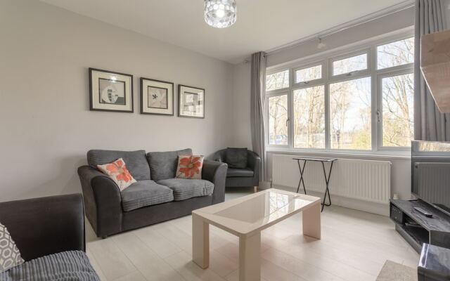 Modern 2 Bedroom Apartment in Morden