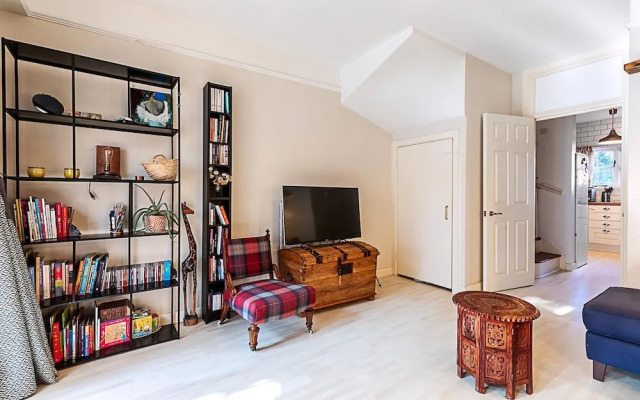 Stylish & Spacious 3-bed Home in Vibrant Bow