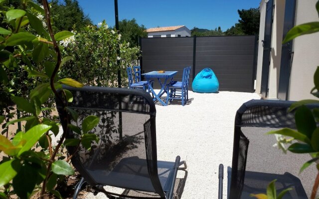 Studio in Grimaud, With Pool Access and Furnished Garden - 900 m From