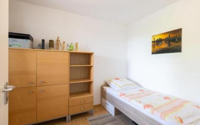 ZV2001 Private Apartments & Rooms near Exhibition Ground (room agency)