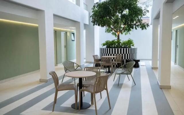 Luxurious Sea Point Apartment With Private Entrance