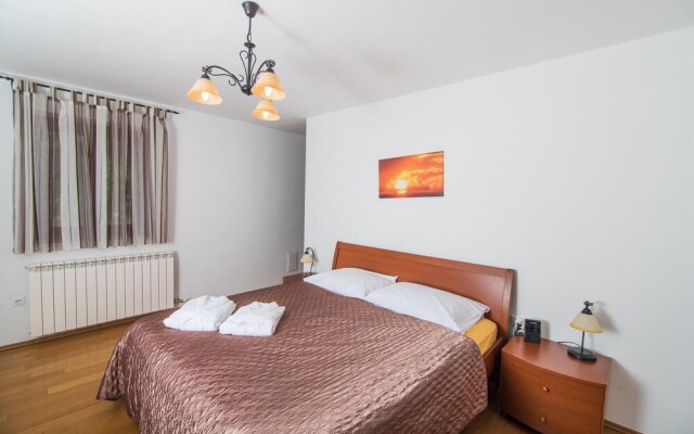 Stunning Home in Icici With Sauna, Wifi and 4 Bedrooms