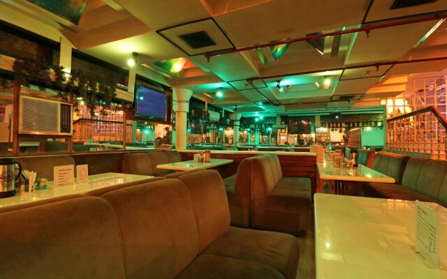 OYO 11647 Hotel Metro