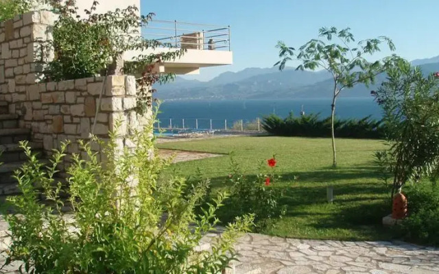 Skaloma Villas Art 1