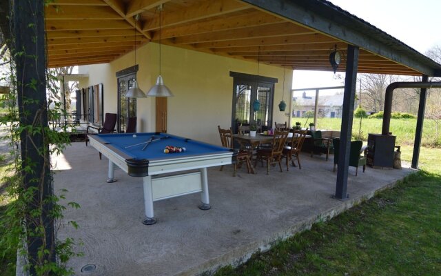 Modern Holiday Home near Forest in Burgundy