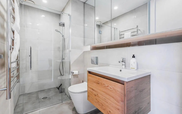 Stylish Apt With Balcony And Full Amenities