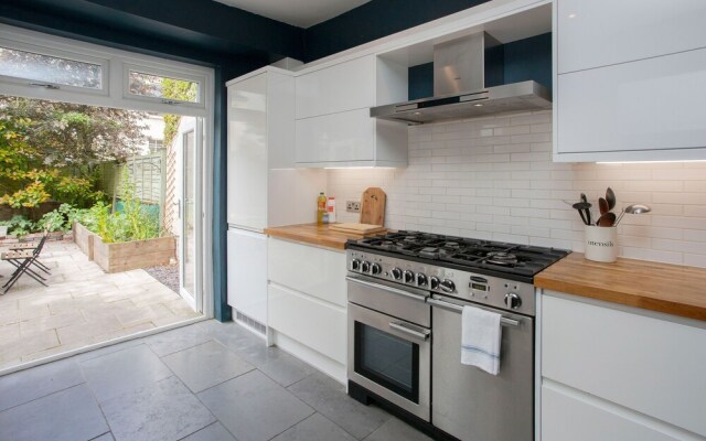 Sleek & Stylish Bristol Getaway With Garden