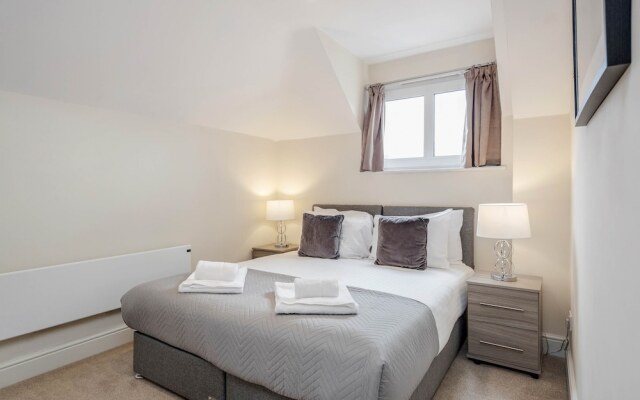 Luxury 1 Bedroom Apartment with Parking