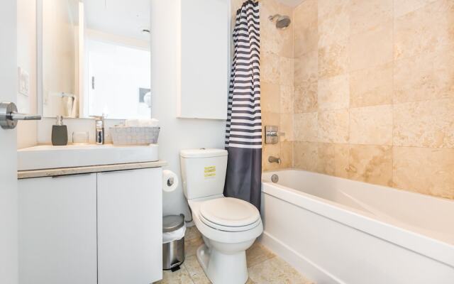 Couples Retreat @downtown With Lakeshore View