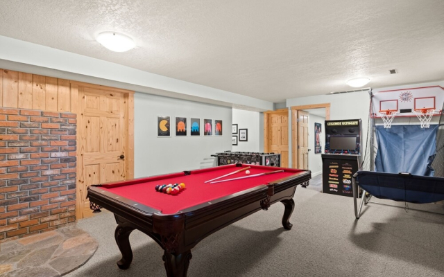 SPACIOUS 3,000 sq2 Luxury Home | PRIVATE Pool & Hot Tub | STEPS to Kinsmen Beach